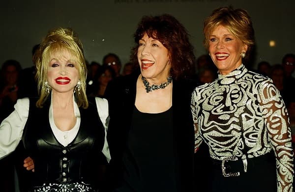 Dolly Parton with Jane Fonda and Lily Tomlin at the Kennedy Center in 2000.